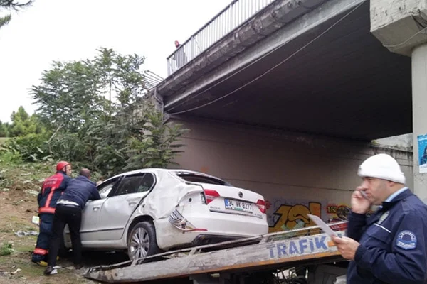 Otomobil köprüden uçtu: 4yaralı