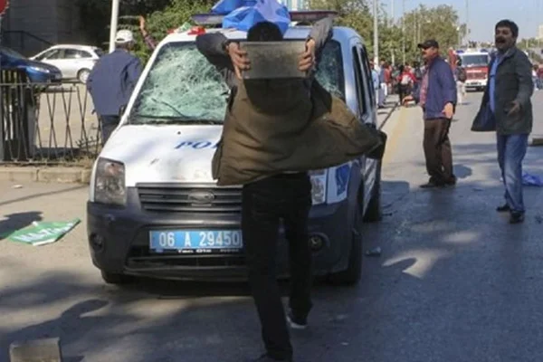 Patlama sonrası polise saldırı