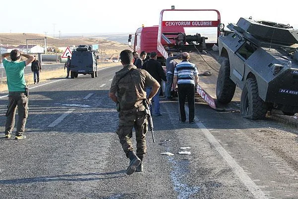 Polis aracı kamyonetle çarpıştı: 1 şehit