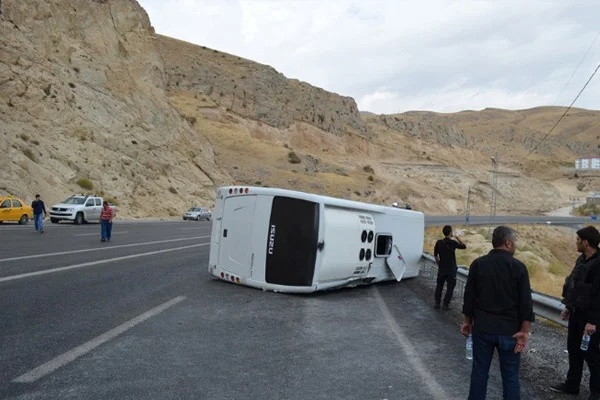 Polislerı taşıyan minibüs devrildi: 10 yaralı