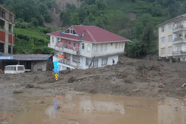 Rize köylerini sel ve heyelan vurdu