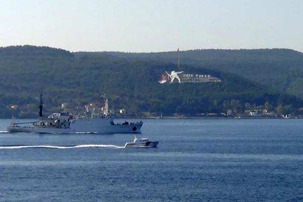 Rus savaş gemisi Boğaz'da