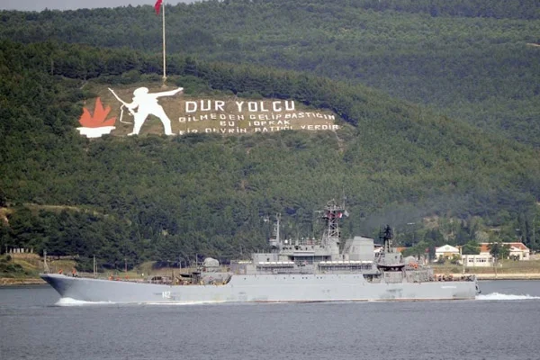 Rus savaş gemisi Çanakkale Boğazı'nda