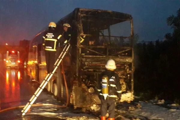 Seyir halindeki yolcu otobüsü yandı