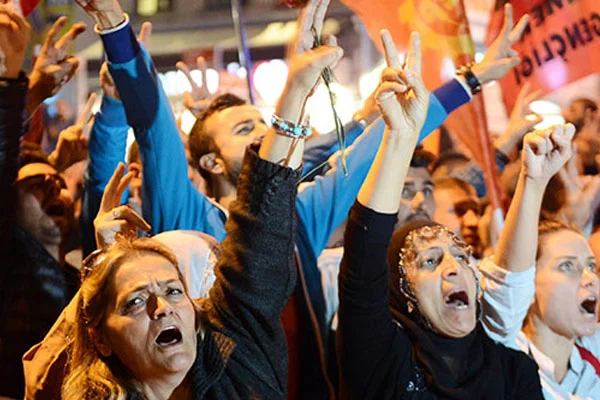 Taksim'de Ankara saldırısı protesto edildi