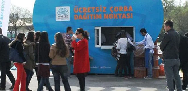 Üniversitelilere bedava yiyecek yasaklandı