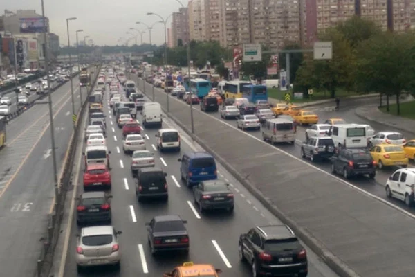 Yağmur İstanbul trafiğini felç etti