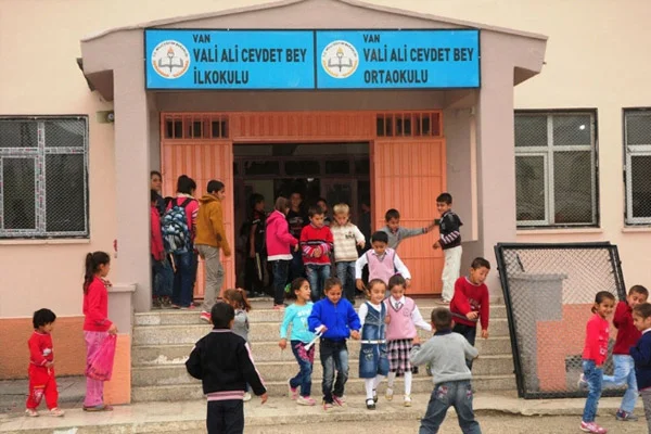 Yakılan okulda ders zili çaldı