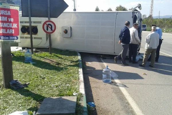 Yolcu midibüsü yan yattı: 31 yaralı
