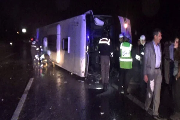 Yolcu otobüsü devrildi: 25 yaralı