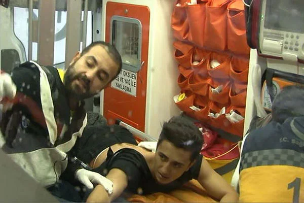 Yolda yürürken vuruldu