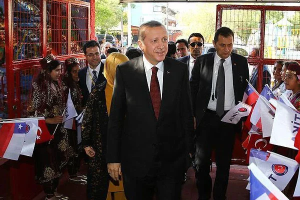 Erdoğan, Santiago'da okul ziyaretinde