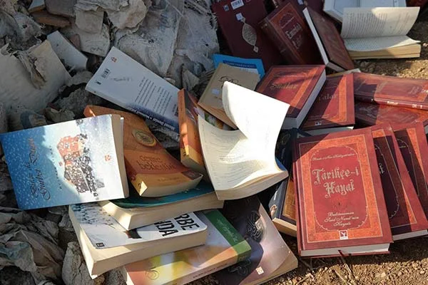 Gülen'in kitaplarını ormanda yakarken yakalandı