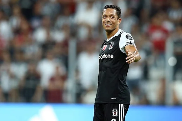 Adriano'ya Şenol Güneş engeli!
