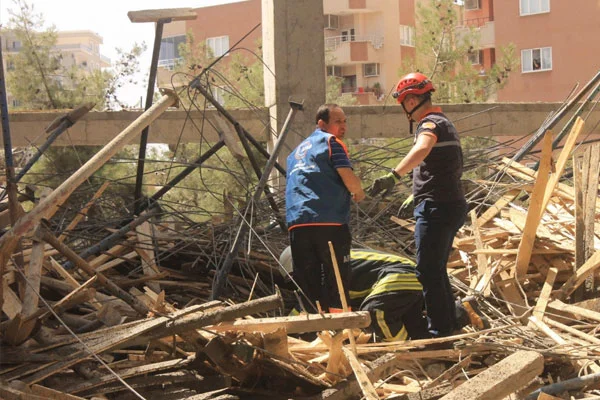 Mardin'de cami kubbesi çöktü: 6 yaralı