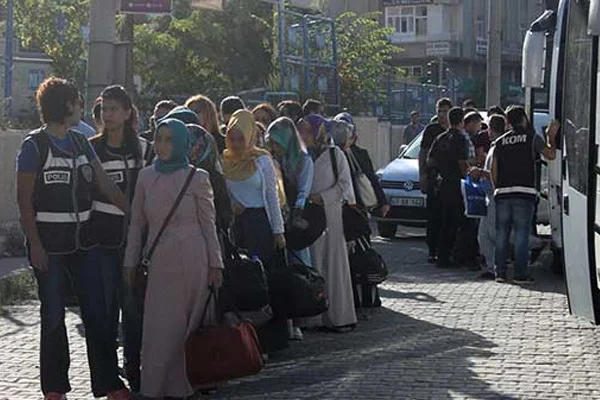 Mardin'de FETÖ'nün 'Ablaları ve abileri' adliyeye sevk edildi
