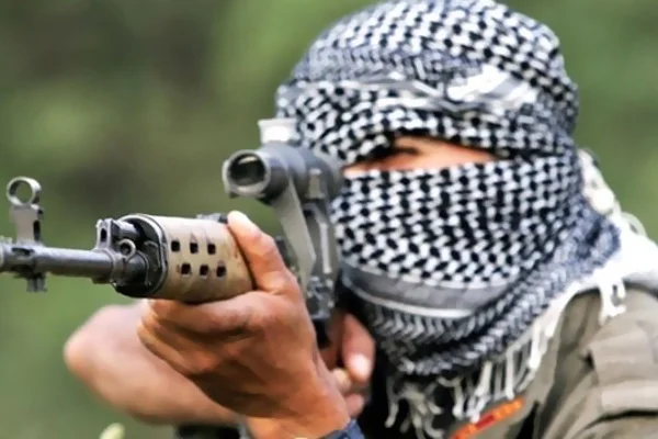 PKK'lılar polisi eşi ve çocuğunun yanında vurdu