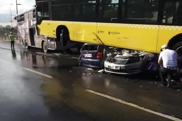 İstanbul'da metrobüs kazası