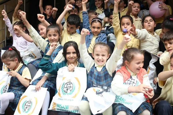 Türkiye'deki öğrenciler 24 bin yetimin yüzünü güldürüyor