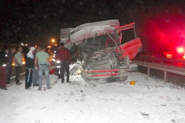 Pamukova'da TIR'lar çarpıştı: 1 yaralı