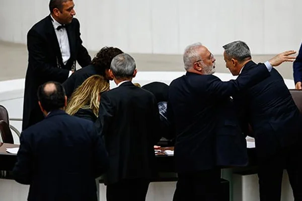 Genel Kurulda baygınlık geçirdi