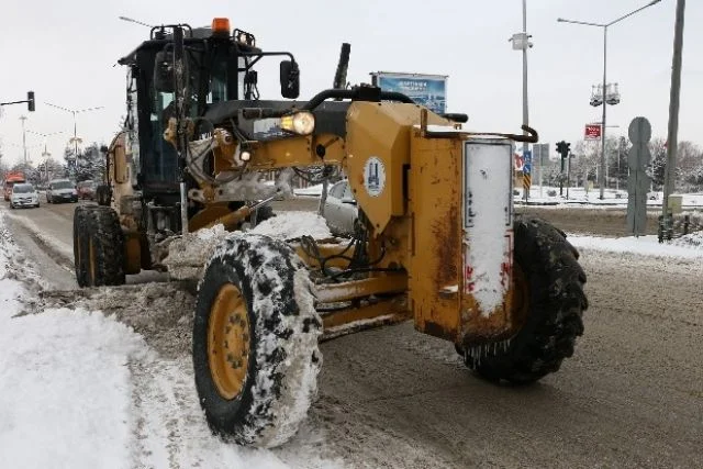 Ankara-Çankırı yolu kar ve tipi yüzünden ulaşıma kapandı