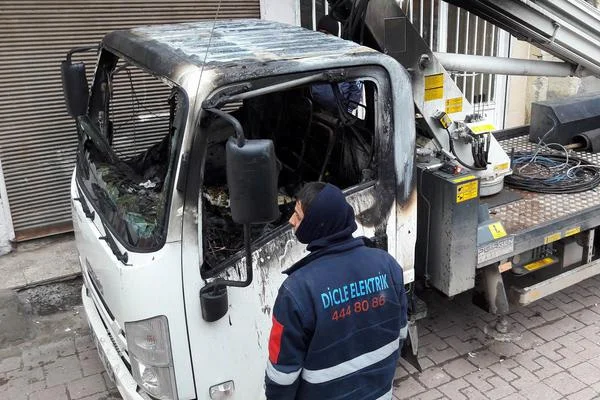 Dicle Elektrik Dağıtım'a ait aracı yaktılar