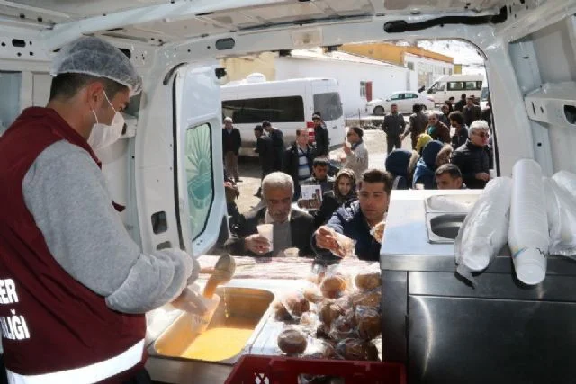 Tayland Başbakan Shinawatra, Başbakanlık resmi konutunda iftar verdi.‏