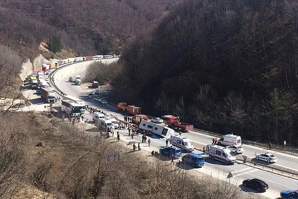 Kadın işçileri taşıyan otobüs devrildi: 7 ölü, 39 yaralı