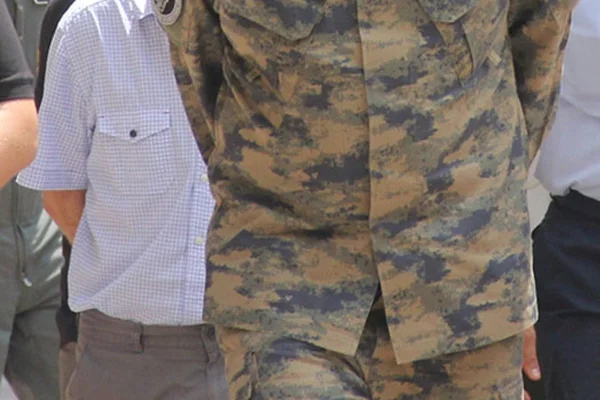 12 asker FETÖ'den tutuklandı