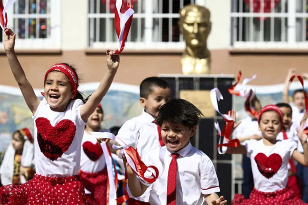 24 Nisan'da okullar tatil mi?