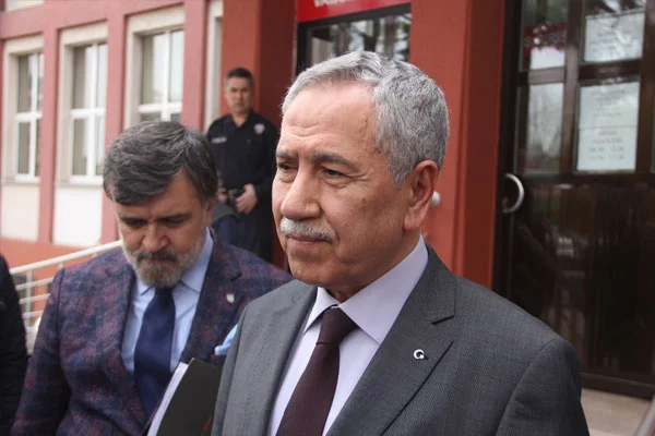 Bülent Arınç hakim karşısına çıktı