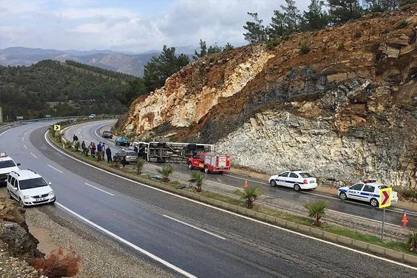Çevik kuvvet otobüsü devrildi: 9 yaralı
