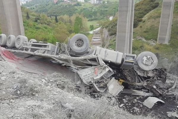 Çimento yüklü TIR viyadükten uçtu