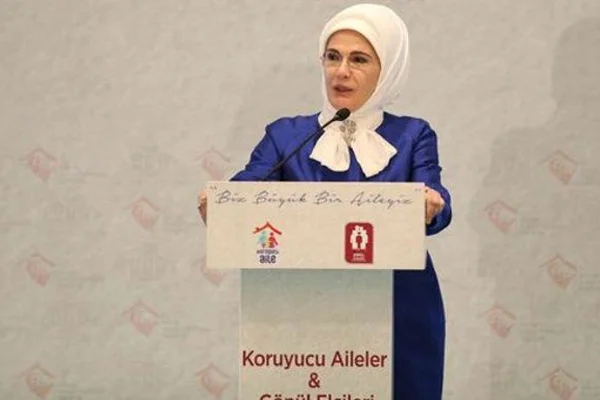 Emine Erdoğan, İstanbul'da koruyucu ailelerle buluştu