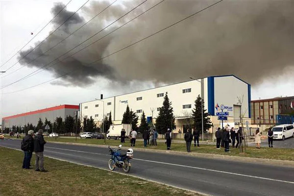 Fabrikada patlama. Kimyasal tehlike uyarısı