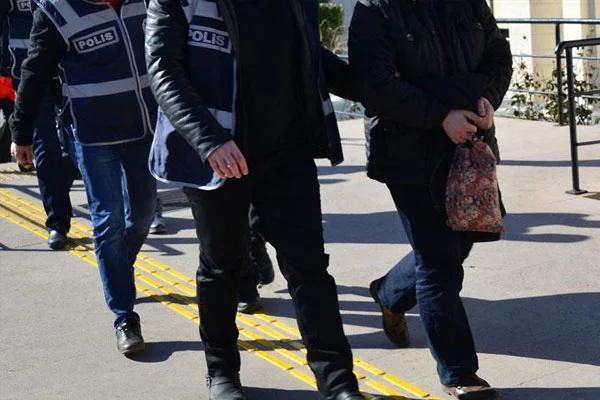 FETÖ'nün 'Mahrem imamları'yla bağlantılı 13 askere gözaltı