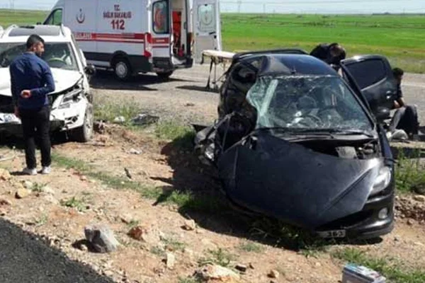 İçinde polislerin bulunduğu araç kaza yaptı