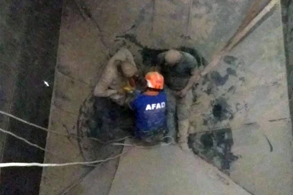 İşçiler tutkal kazanına düştü
