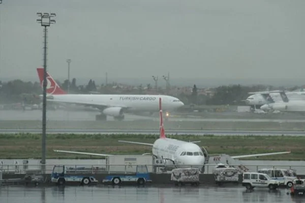 İstanbul'da hava trafiğine yağış engeli
