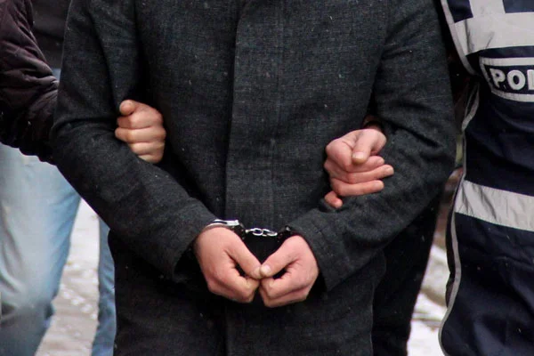 İzmir'de 27 polis ByLock'tan tutuklandı
