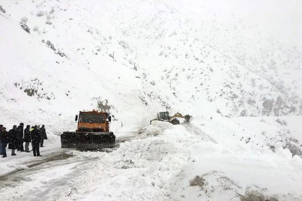 Karayoluna çığ düştü