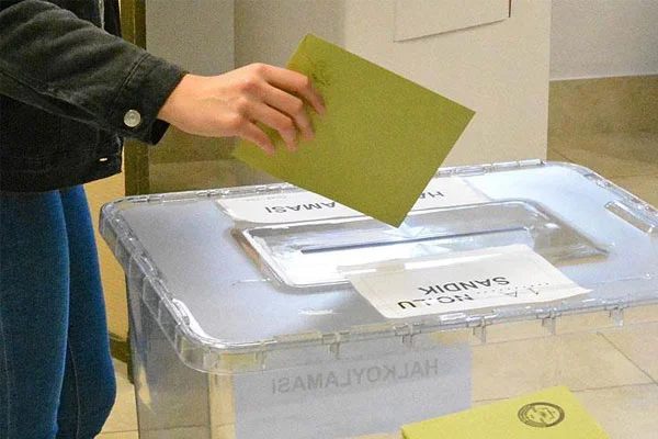 Kırgızistan'daki Türkler sandık başında
