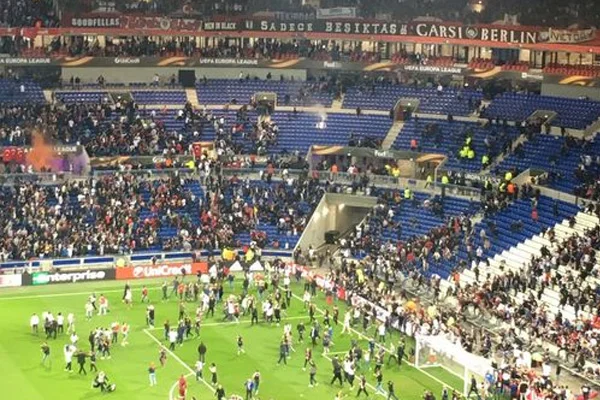 Lyon- Beşiktaş maçı öncesi saha karıştı!