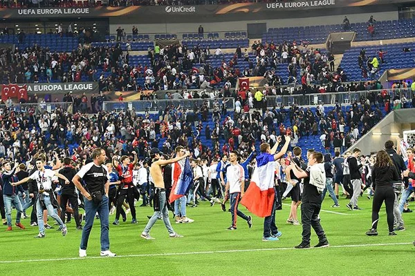 Lyon Beşiktaşlı taraftarları suçladı