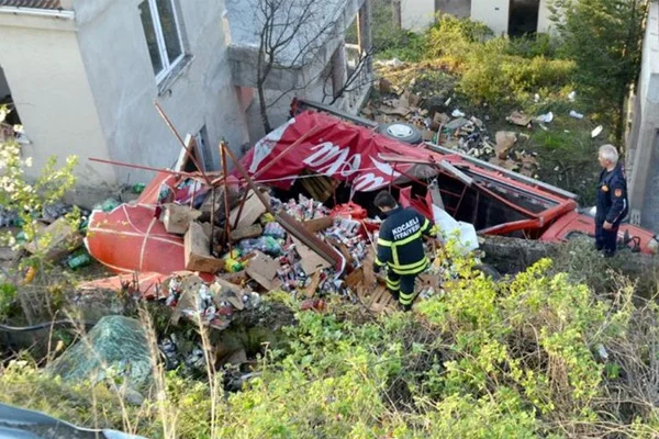 Meşrubat yüklü kamyon şarampole devrildi