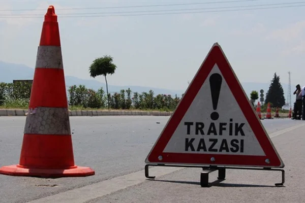Minibüsle taksi çarpıştı: 2 ölü