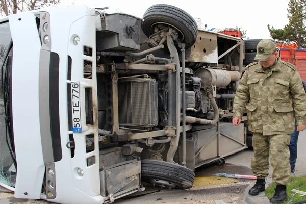 Sivas'ta askeri midibüs devrildi