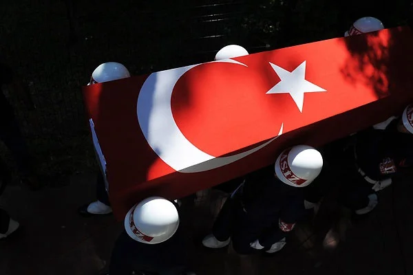 Uçurumdan düşen binbaşı şehit oldu