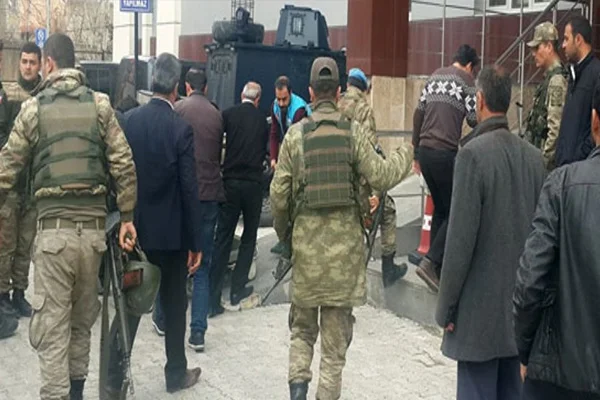 Van'da zırhlı aracın geçişi sırasında patlama